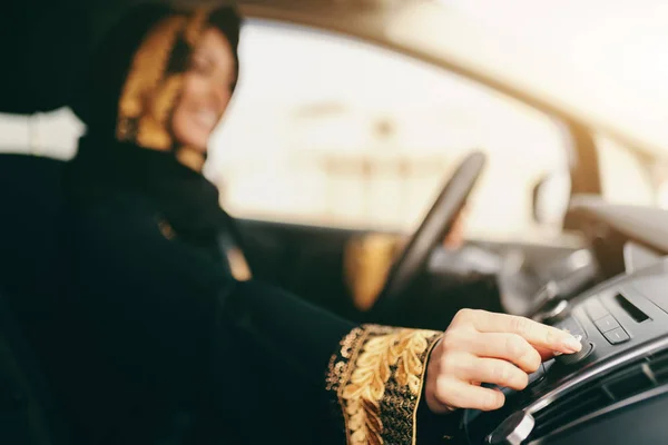 Nahaufnahme Einer Schönen Muslimischen Frau Mit Kopftuch Die Auto Musik — Stockfoto