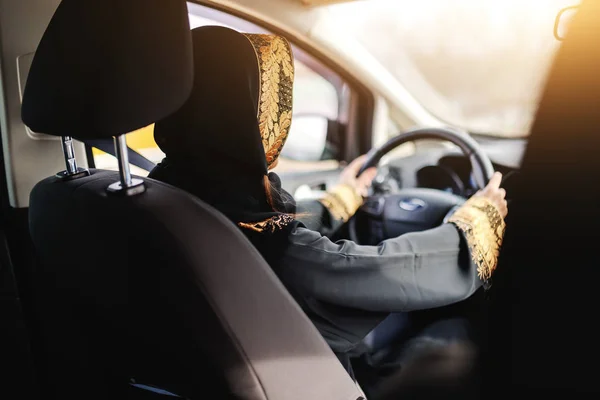 Mujer Musulmana Conduciendo Coche Manos Volante Imagen Tomada Desde Asiento — Foto de Stock