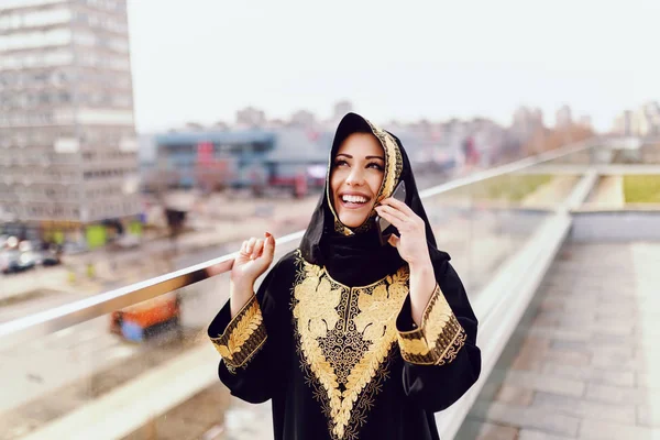 Çatıda Duran Akıllı Telefon Kullanarak Geleneksel Elbise Giymiş Güzel Müslüman — Stok fotoğraf