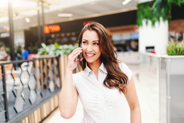 Uzun Kahverengi Saçlı Çekici Beyaz Kadın Portresi Akıllı Telefon Alışveriş — Stok fotoğraf