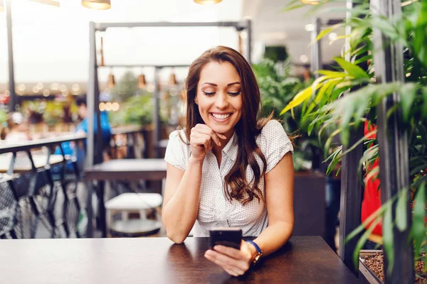 Retrato Hermosa Morena Caucásica Camisa Usando Teléfono Inteligente Sentado Bar — Foto de Stock