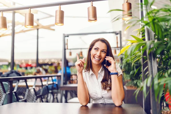 Retrato Linda Morena Caucasiana Camisa Usando Telefone Inteligente Sentado Bar — Fotografia de Stock