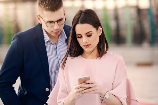 Elegantemente Vestida Pareja Pie Aire Libre Mensaje Lectura Teléfono Inteligente — Foto de Stock