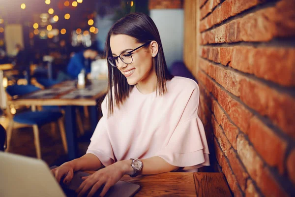 Atractiva Morena Con Gafas Usando Laptop Mientras Está Sentada Cafetería — Foto de Stock