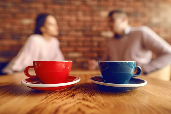 Feche Duas Xícaras Café Mesa Fundo Desfocado Casal Flertando — Fotografia de Stock