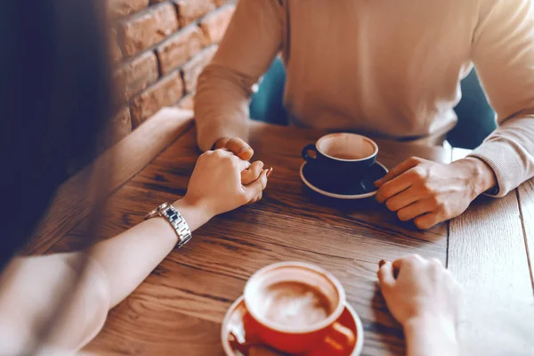 Pareja Caucásica Enamorada Sentada Cafetería Tomando Café Tomándose Mano Imagen — Foto de Stock