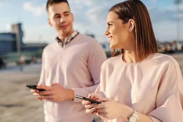 Caucásico Hombre Mujer Usando Teléfonos Inteligentes Mientras Que Pie Lado — Foto de Stock