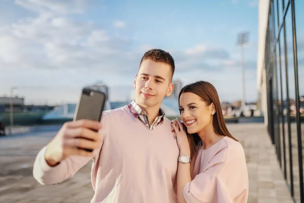 Jovem Casal Moda Caucasiana Tomando Selfie Telhado — Fotografia de Stock