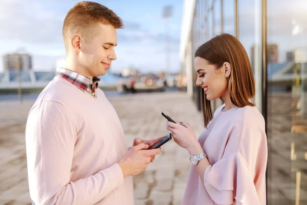 Jovem Elegante Casal Caucasiano Cara Cara Telhado Usando Telefones Inteligentes — Fotografia de Stock