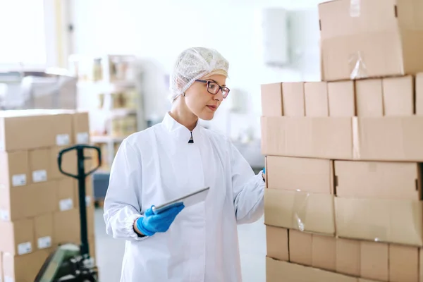 Empleado Rubio Caucásico Uniforme Estéril Pie Tratando Con Logística Productos —  Fotos de Stock