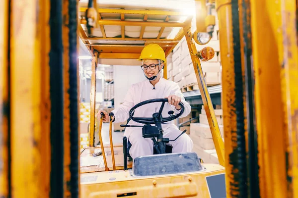 Genç Güzel Beyaz Kadın Bir Kadın Beyaz Üniformalı Forklift Depoda — Stok fotoğraf