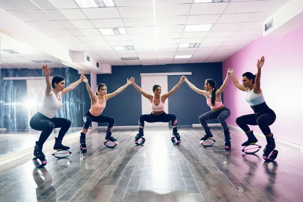 Kleine Groep Vrouwen Vasthouden Van Handen Het Doen Squat Uithoudingsvermogen — Stockfoto