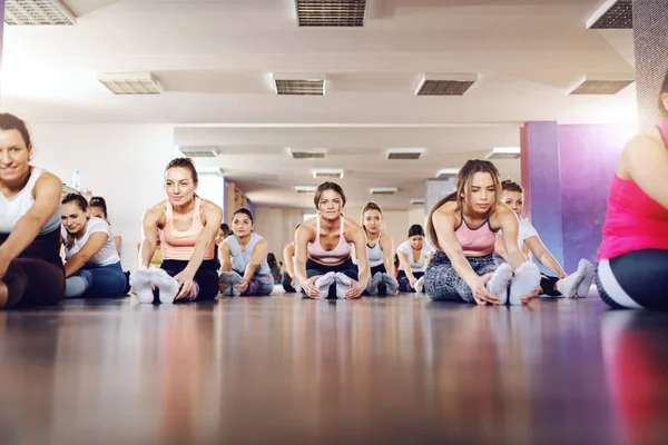 Groep Van Fit Vrouwen Zittend Sportschool Vloer Stretching Achtergrond Spiegel — Stockfoto