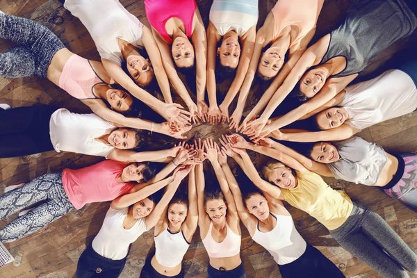 Top View Beautiful Fit Women Lying Circle Gym Floor Holding — Stock Photo, Image