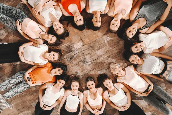 Visão Superior Mulheres Deitadas Chão Ginásio Círculo — Fotografia de Stock