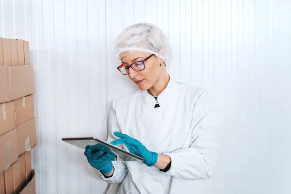 Blonde Vrouwelijke Werknemer Steriele Uniform Gebruik Van Tablet Voor Logistieke — Stockfoto