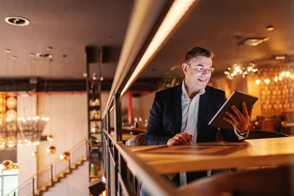 Smiling Caucasian Middle Aged Man Dressed Smart Casual Using Tablet — Stock Photo, Image