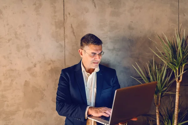 Hombre Mediana Edad Vestido Elegante Casual Con Anteojos Usando Portátil — Foto de Stock