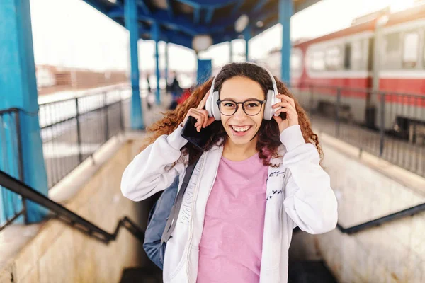 Prachtige Tienermeisje Met Toothy Glimlach Koptelefoon Terwijl Zetten Station Hand — Stockfoto