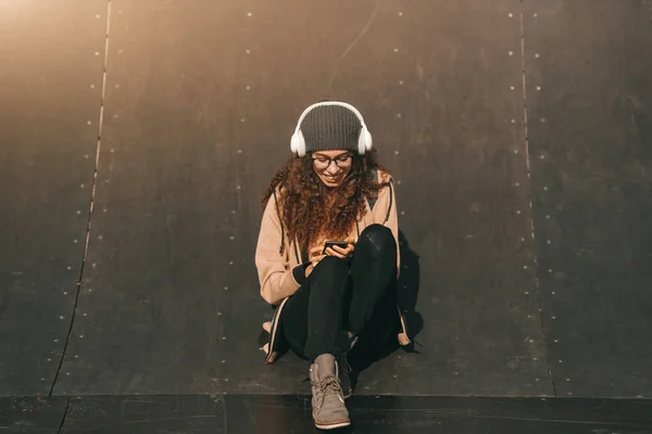 Hermosa Chica Hipster Adolescente Raza Mixta Con Gran Sonrisa Dentada — Foto de Stock