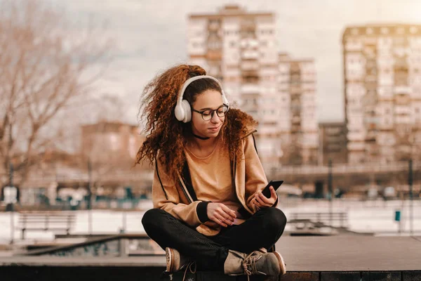 Güzel Karışık Yarış Genç Hippi Kız Müzik Dinliyor Paten Parkta — Stok fotoğraf