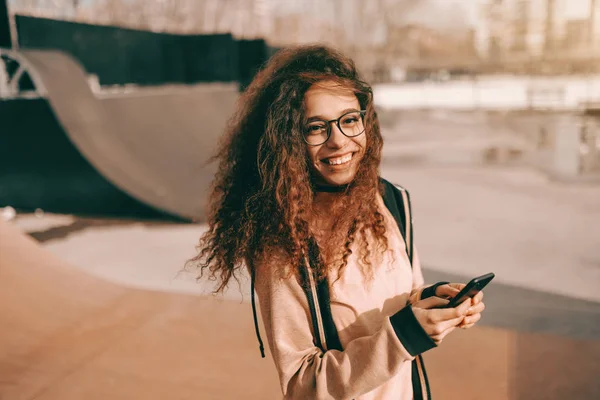 Primer Plano Bastante Mezcla Raza Adolescente Hipster Chica Con Sonrisa — Foto de Stock