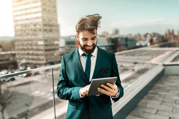 Uomo Affari Sorridente Abbigliamento Formale Utilizzando Tablet Mentre Piedi Sul — Foto Stock