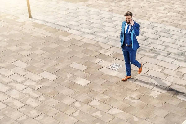 Ovanifrån Skäggiga Kaukasiska Affärsman Prata Telefon Medan Promenader Taket — Stockfoto