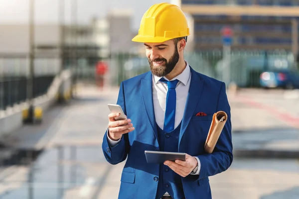 Retrato Del Arquitecto Barbudo Ropa Formal Usando Teléfono Sosteniendo Proyecto — Foto de Stock