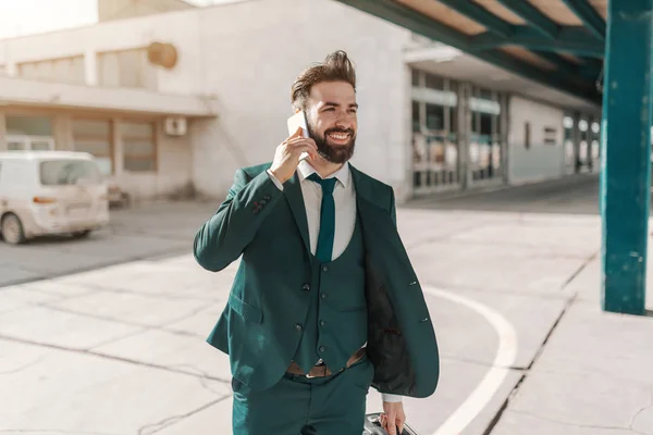 Tříčtvrteční Délka Úspěšný Podnikatel Formálním Nosit Pomocí Chytrého Telefonu Zavazadly — Stock fotografie