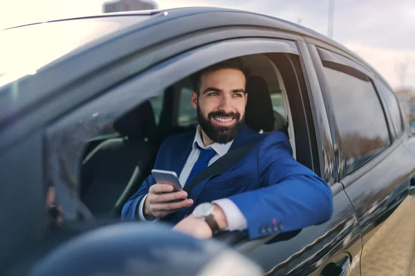 Close Homem Negócios Sorrindo Usando Telefone Inteligente Enquanto Sentado Seu — Fotografia de Stock