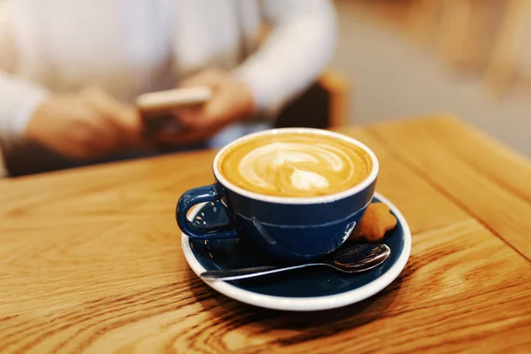 Primer Plano Espresso Escritorio Segundo Plano Mujer Usando Teléfono Inteligente — Foto de Stock