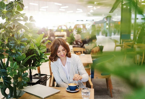 Charmante Brünette Mit Zahmem Lächeln Gekleidet Lässig Kaffee Rühren Während — Stockfoto