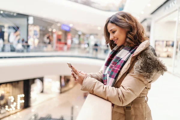 Krásná Usměvavá Brunetka Saku Šálou Opřený Plot Pomocí Chytrého Telefonu — Stock fotografie