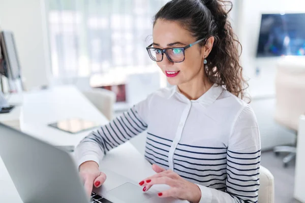 关闭努力工作的女性建筑师使用笔记本电脑和坐在办公室 白色占主导地位 — 图库照片