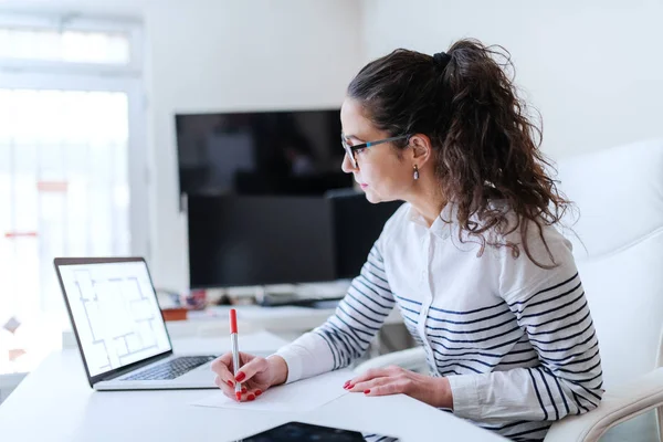 Beyaz Orta Yan Görünüm Kuyruğu Laptop Bakarak Kağıt Üzerinde Notlar — Stok fotoğraf