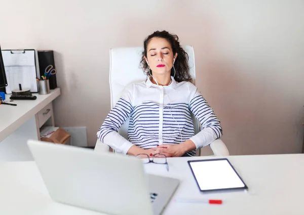 Hermosa Morena Caucásica Relajándose Pausa Del Almuerzo Escuchando Música Sobre — Foto de Stock