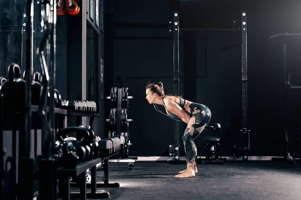 Vista Laterale Della Giovane Muscolosa Caucasica Focalizzata Bruna Oscillante Kettlebell — Foto Stock