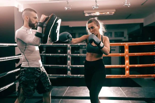 Έντονη Μυϊκή Boxer Καυκάσιος Γυναίκα Punching Και Έχοντας Κατάρτισης Στο — Φωτογραφία Αρχείου