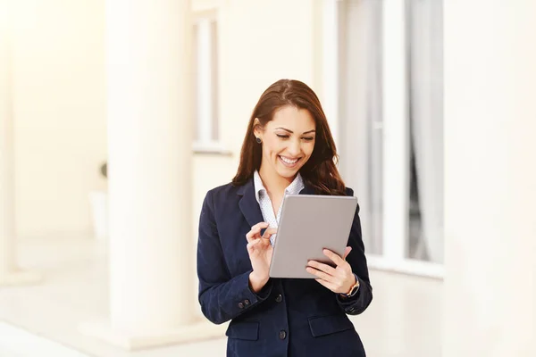 Mulher Negócios Lindo Com Cabelo Castanho Desgaste Formal Usando Tablet — Fotografia de Stock