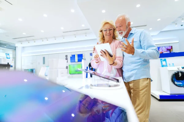 Entusiasmado Casal Sênior Experimentando Tablet Enquanto Estava Loja Tecnologia Mulher — Fotografia de Stock