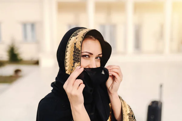 Retrato Bela Mulher Muçulmana Cobrindo Seu Rosto Com Cachecol Livre — Fotografia de Stock