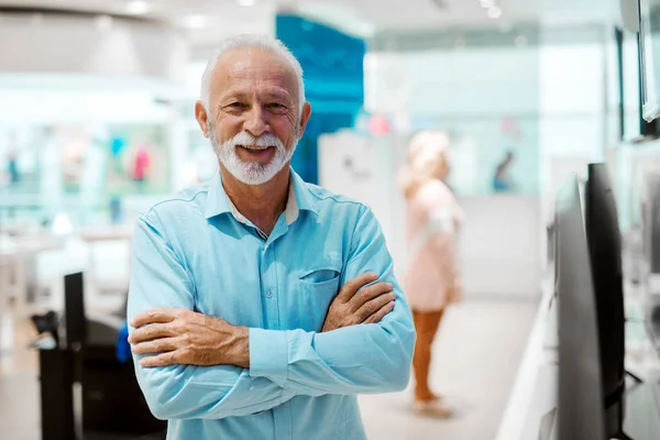 Sonriente Hombre Mayor Caucásico Pie Tienda Tecnología Con Los Brazos —  Fotos de Stock