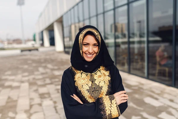 屋上で腕を組んでポーズをとって伝統的な服に身を包んだ豪華なイスラム教徒の女性 — ストック写真
