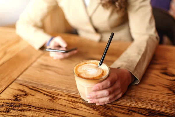 Close Mulher Caucasiana Jaqueta Usando Telefone Inteligente Beber Café Enquanto — Fotografia de Stock