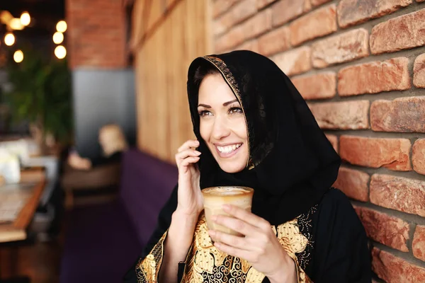 Mulher Muçulmana Bonita Desgaste Tradicional Sentado Cafetaria Desfrutar Café — Fotografia de Stock