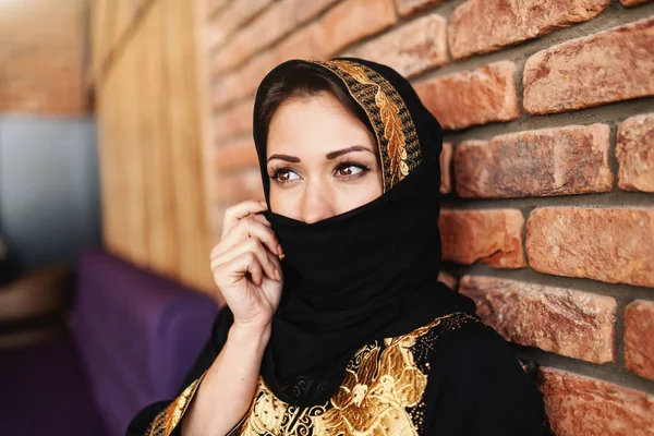 Красива Мусульманка Традиційному Одязі Покриває Обличчя Шарфом Сидячи Кафетерії — стокове фото