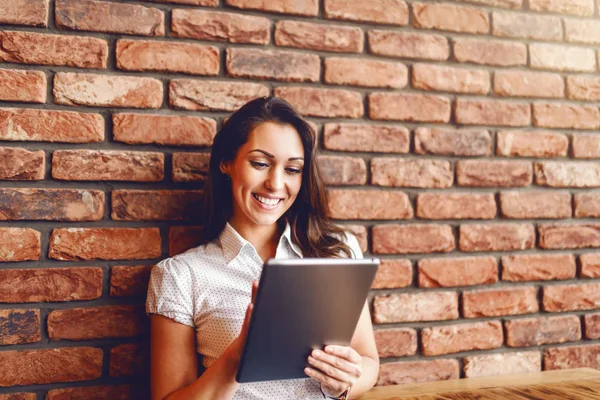 Retrato Bela Morena Caucasiana Com Sorriso Dente Usando Tablet Sentado — Fotografia de Stock