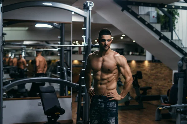 Berotot Kaukasia Pria Bertelanjang Dada Dengan Tangan Pinggul Berpose Gym — Stok Foto