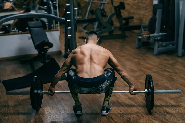 Jovem Forte Muscular Shirtless Homem Levantando Barbells Com Costas Virou — Fotografia de Stock